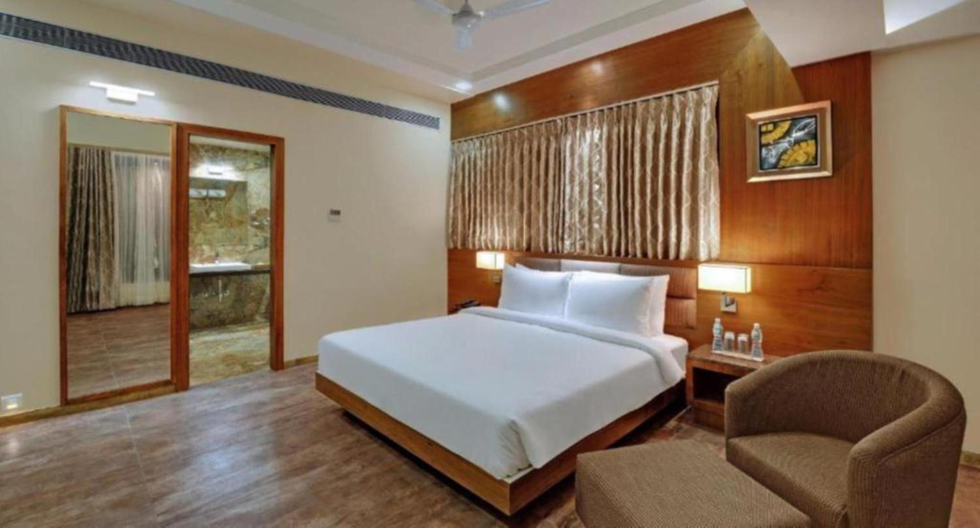 Hotel Seven Inn Near Delhi Airport New Delhi Exterior photo